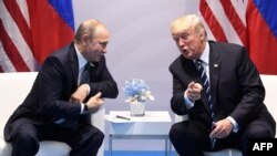 Президенты России и США во время специальной встречи в июле 2017