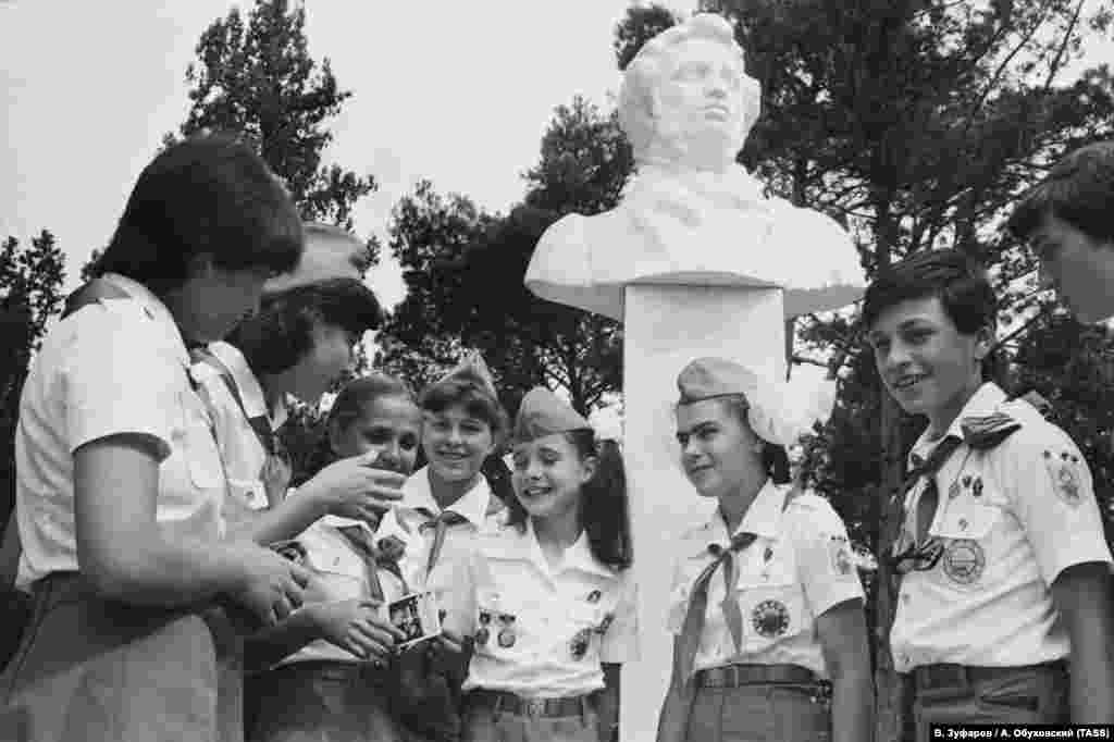 Расставаясь, она сказала: "Я буду скучать по своим друзьям из другой страны. Мы останемся друзьями и в дальнейшем. Пусть наши страны тоже дружат. Однажды я надеюсь сюда вернуться. Я люблю тебя, "Артек".&nbsp; После "Артека" семья Саманты Смит побывала в Ленинграде, где ей много рассказывали о блокаде: девочке также посоветовали прочитать&nbsp;дневник&nbsp;Тани Савичевой. В "Артеке", по словам Смит, она также узнала, что почти у каждого, с кем она общалась в лагере, родные погибли во Вторую мировую войну: это произвело на нее сильное впечатление. По ее словам, именно после этого она пришла к выводу, что если война может уничтожить все человечество, то самое важное &ndash;&nbsp;сделать так, чтобы она никогда не началась