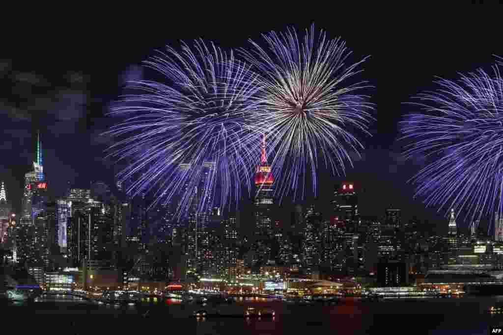 Несмотря на то, что в большей части мира новый год отмечается в ночь с 31 декабря на 1 января, в США, Великобритании и Австралии, где азиаты составляют значительную часть населения, тоже устроили празднования в честь восточного Нового года
