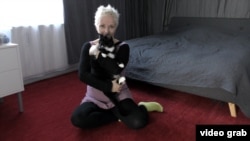 Нина Вотапка в своей квартире в Вене с котом Мариком, которого подобрали на улице в Санкт-Петербурге