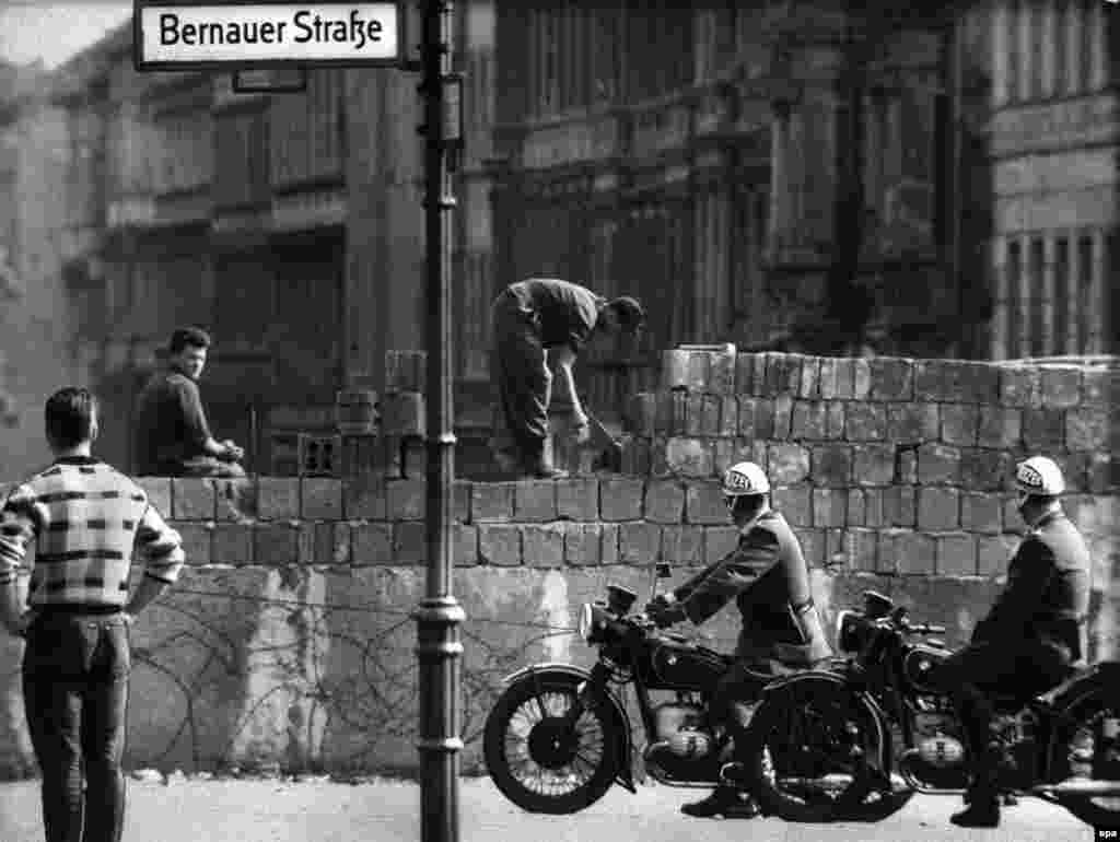 Строители повышают уровень Берлинской стены. 13 августа 1961 