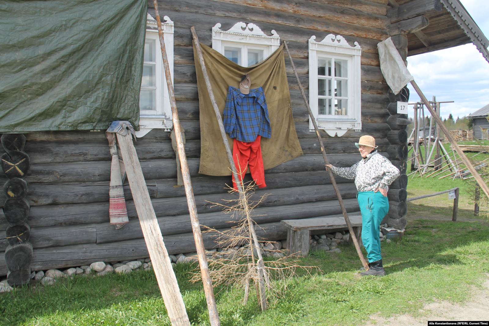 Анна Кузнецова возле своего дома. Фото: Алла Константинова