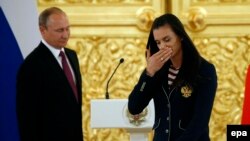 Елена Исинбаева плачет на встрече с Владимиром Путиным
