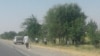 В Узбекистане бюджетников вывели на уборку дороги в 45-градусную жару из-за приезда президента