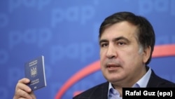 Михаил Саакашвили держит в руках украинский паспорт
