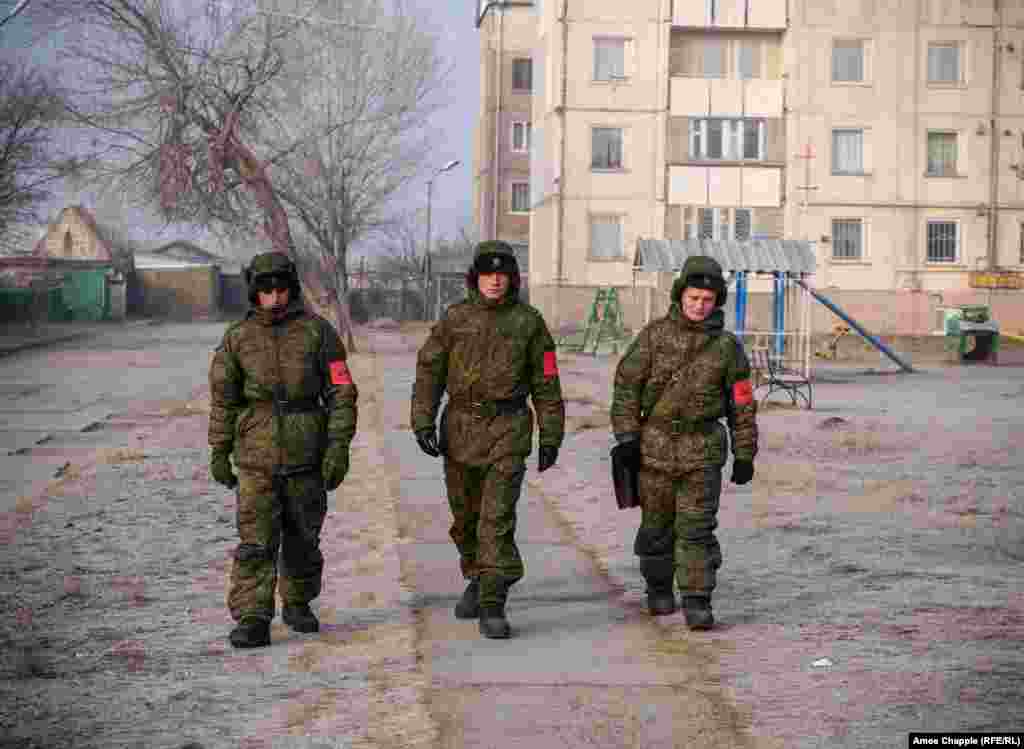 Российские военнослужащие патрулируют военный городок базы в Гюмри