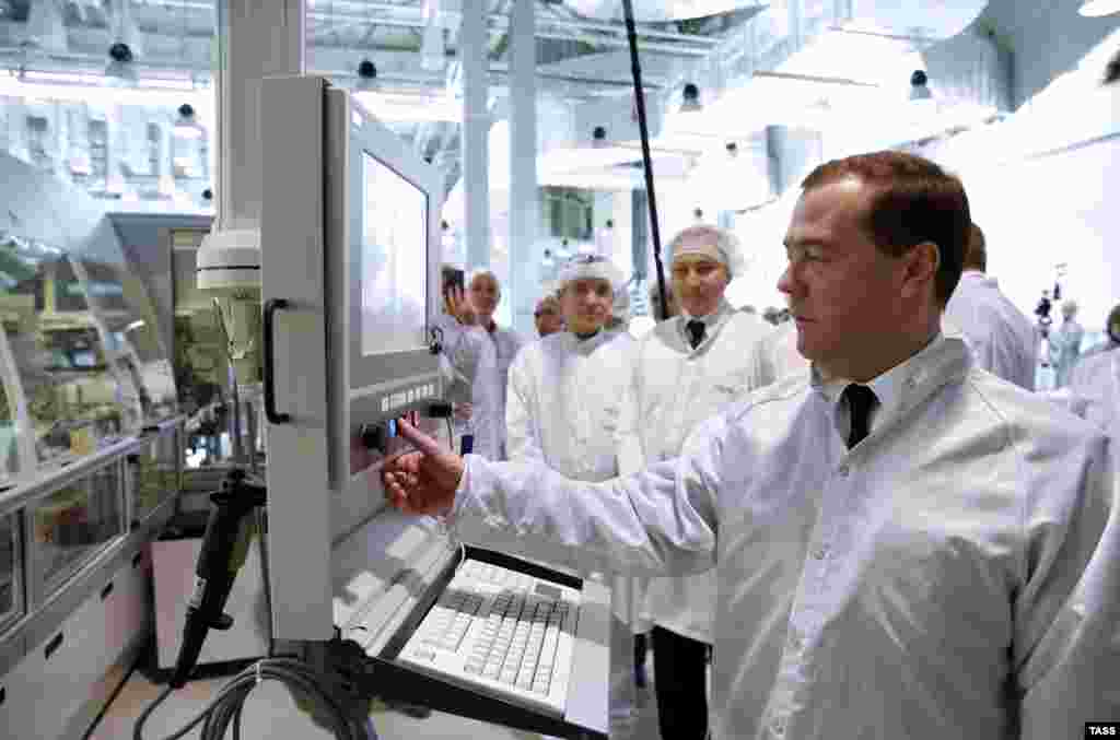 Премьер-министр России Дмитрий Медведев облегчает работу сотрудникам заводов, нажимая всякие кнопочки