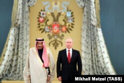 Король Саудовской Аравии Салман ибн Абдель Азиз аль Сауд и Владимир Путин во время визита короля в Москву в октябре 2017