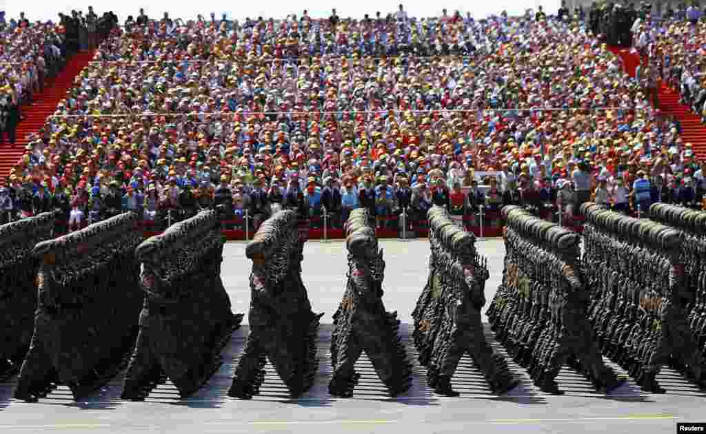 В параде в Пекине в этом году задействовали почти 12 тысяч военных и 500 единиц техники (для сравнения в Параде Победы в Москве&nbsp;​​приняли 16 тысяч военнослужащих, 194 единицы сухопутной военной техники и 143 самолета и вертолета)