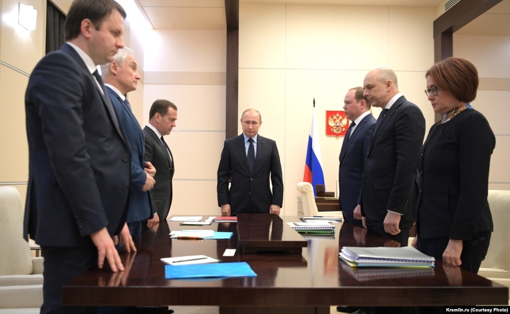 Совещание с чиновниками после пожара в кемеровском ТЦ "Зимняя вишня" в кабинете-копии в резиденции на Валдае. 28 марта 2018 года