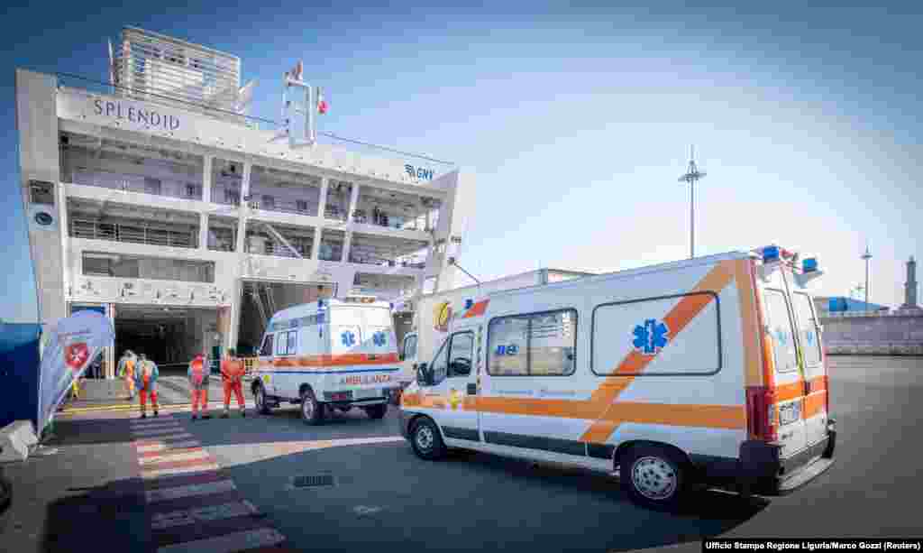 В итальянской Генуе в больницу переоборудовали один из пассажирских кораблей