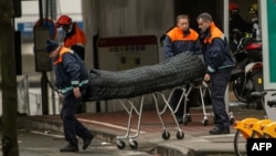 Спасатели вывозят тело погибшего при взрыве на станции метро Маельбек в Брюсселе 