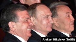 Президенты Узбекистана, России и Казахстана на встрече ШОС в Астане 