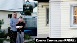 Семья у своего дома в Барнауле