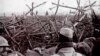 Немецкие солдаты идут к окопу французских солдат и предлагают им сдаться. Массиж, северо-восточная Франция, точная дата снимка неизвестна.