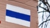 Суд арестовал двух жителей Оренбурга за пикет: они молча показывали бело‑сине‑белый флаг на экранах своих телефонов