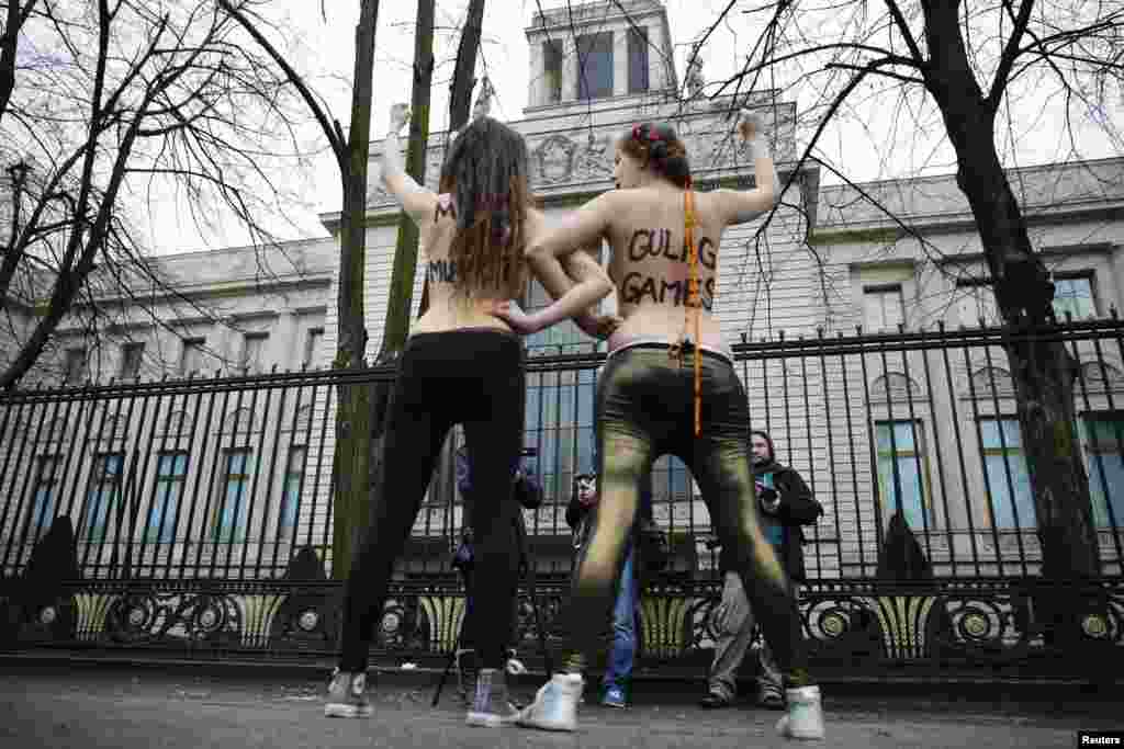 Акция против преследования секс-меньшинств в России у здания российского посольства в Берлине. Февраль 2014 года