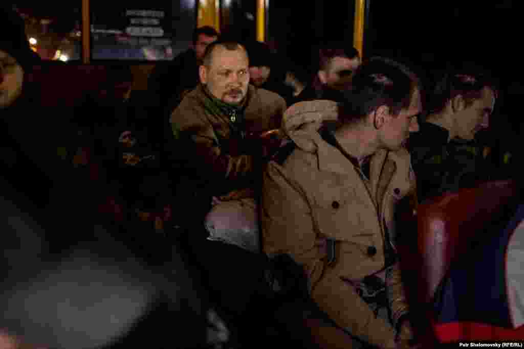 Донецк, обмен пленными между сепаратистами &quot;ДНР&quot; и киевскими силовиками, представители &quot;ДНР&quot; отпустили 16 человек. Фото Петр Шеломовский, &quot;Настоящее время&quot;&nbsp;