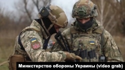 Военнослужащие ВСУ с планшетом, где установлена Delta system
