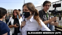Анна Павликова перед зданием суда 