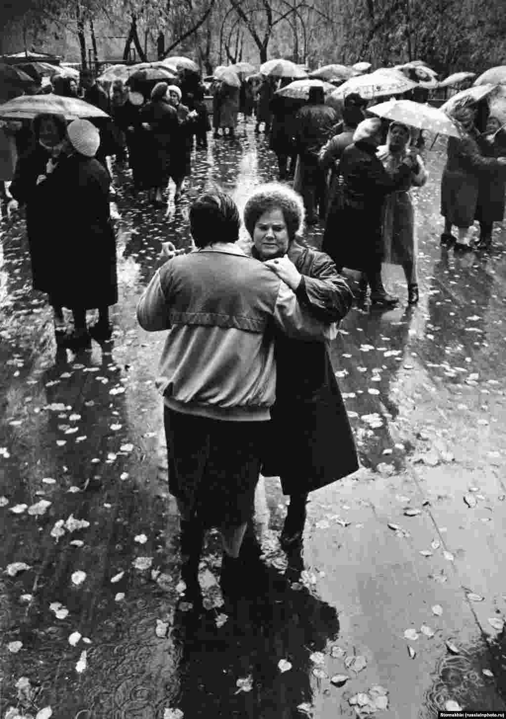 Дождливый осенний день в Москве, 1990 год. Автор - Игорь Стомахин