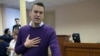 Команда на посадку Навального: Петр Офицеров о "печальной клоунаде" суда в Кирове