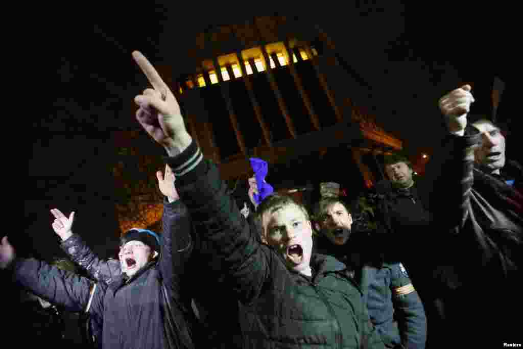 Разъяренная толпа под зданием Верховной Рады Крыма. ​27 февраля 2014