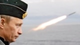 Russia -- President Vladimir Putin watches military exercises aboard 'Pyotr Veliky' heavy nuclear missile cruiser in Murmansk Region, August 17, 2005