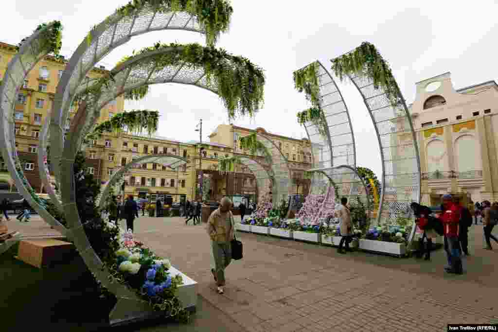Также перед началом фестиваля на Пушкинской площади был установлен арт-объект, который уже назвали &quot;ребра Левиафана&quot;. Его украсили искусственными цветами. 22 апреля 2016 года &nbsp;