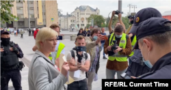 Правозащитница и политик Марина Литвинович во время одиночного пикета