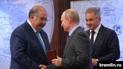 Основатель USM Holdings Алишер Усманов (слева) и Владимир Путин на встрече в апреле 2019 года