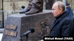 Владимир Путин открывает памятник Александру Солженицыну