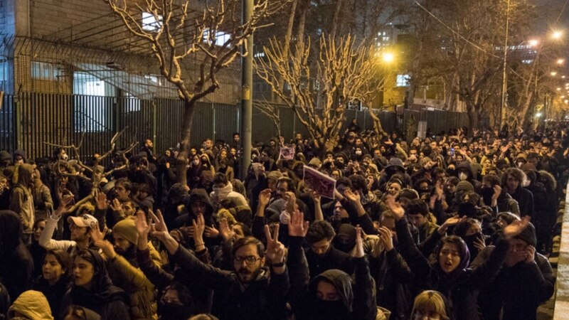 В Иране студенты вышли на акции протеста из-за сбитого самолета и требуют наказать виновных