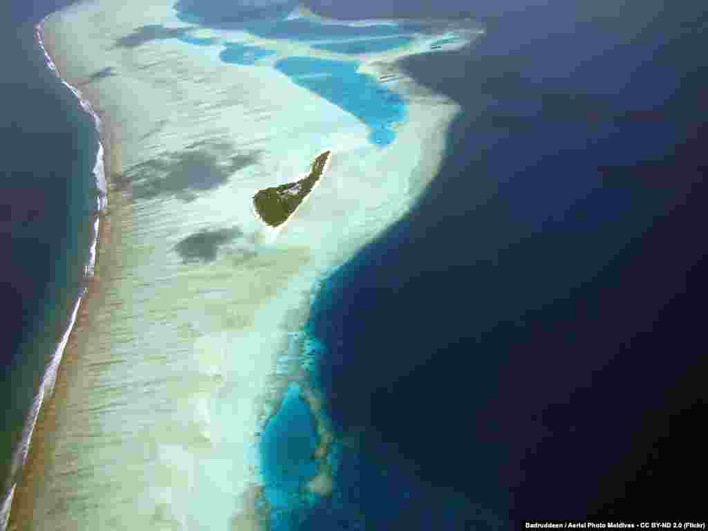 Туристический рай Мальдивских островов может исчезнуть уже в этом столетии, если уровень океана продолжит подниматься &ndash; архипелаг из 1200 кусочков суши возвышается в среднем лишь на 2 метра над уровнем моря, это самая &quot;низколежащая&quot; страна в мире,&nbsp;пишет TIME. Правительство Мальдив в 2008 году объявило о покупке земли в других странах для переселения граждан.&nbsp; Похожая ситуация складывается и с другими островными государствами &ndash; президент Республики Кирибати&nbsp;говорит, что с нынешними темпами глобального потепления его страна исчезнет под водой в ближайшие 30-50 лет