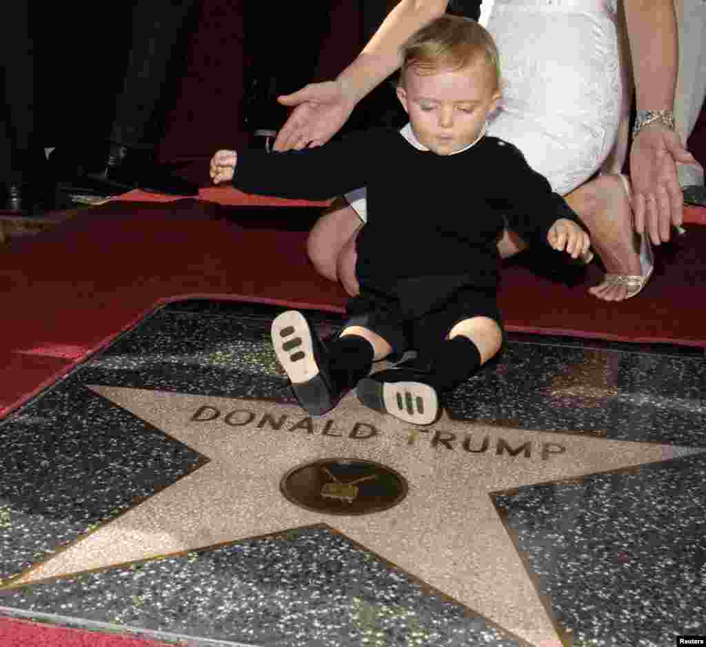 Младший сын Трампа Бэррон сфотографирован на звезде своего отца на голливудской &quot;Аллее славы&quot; в Лос Анджелесе в 2007 году