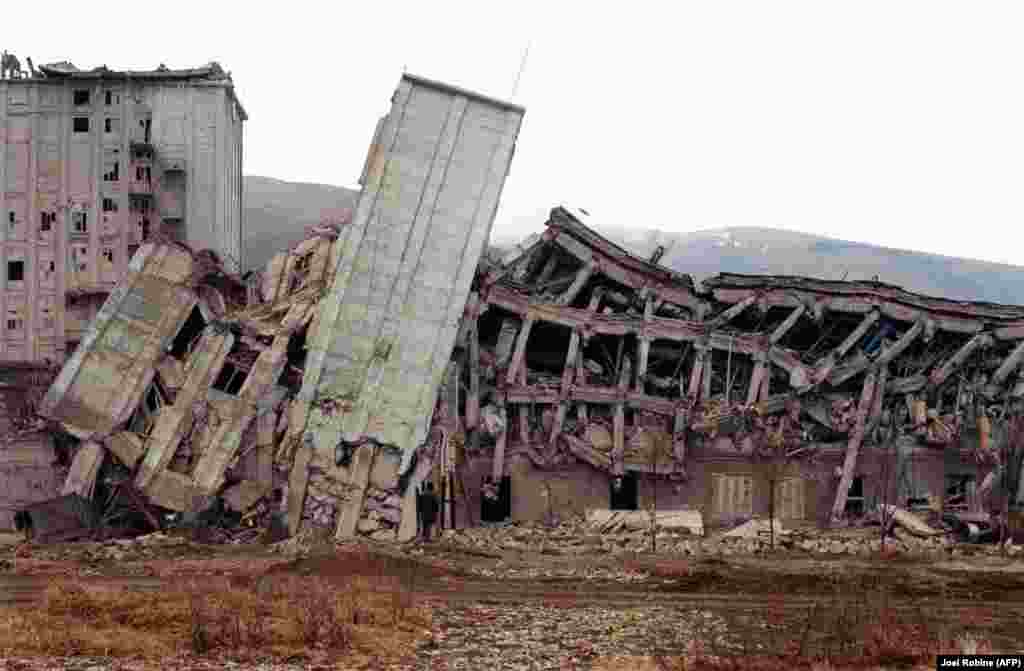 У многих зданий в Спитаке треснул фундамент, они кренились и падали как подкошенные. В СМИ стали появляться материалы о халатности при строительстве зданий. 12 декабря 1988 года