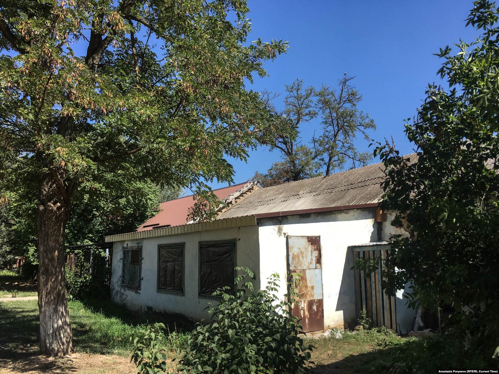 Подсобные здания больницы в Буденновске. Через них удалось сбежать нескольким заложникам