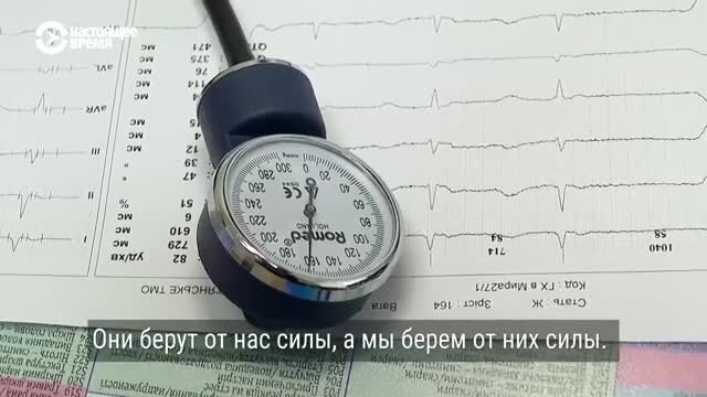 "Пациенты берут от нас силы, а мы берем силы от них". Из фронтового Купянска в Харьков эвакуировали целую больницу с врачами