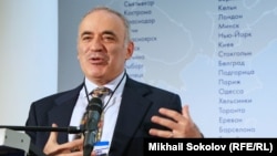 Оппозиционный политик Гарри Каспаров во время выступления на конференции "Форума свободной России" в Вильнюсе 