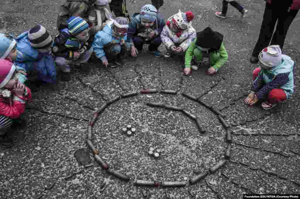 Дети играют с гильзами. В конфликте в Донбассе пострадало уже много детей. В июле два ребенка получили ранения во время артиллерийских учений