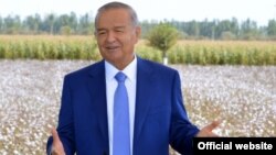 Узбекские чиновники любят позировать на камеру на фоне белых хлопковых полей