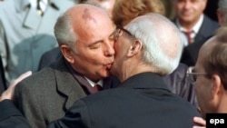 Председатель Верховного совета СССР Михаил Горбачев и председатель Госсовета ГДР Эрих Хонеккер на церемонии, посвященной 40-летию основания ГДР в Восточном Берлине, 6 октября 1989 года 