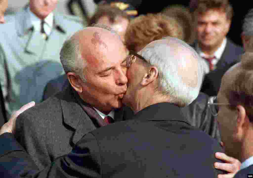 В 1989 году Горбачев и Хонеккер уже целовелись в щеки