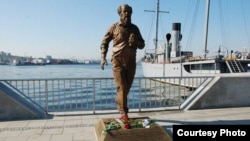 Памятник Солженицыну во Владивостоке