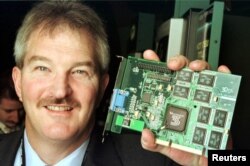 Грег Баллард, президент 3DFX, с видекартой, оснащенной чипом Voodoo3 – одной из первых разработок, изменивших рынок видеоигр для персональных компьютеров