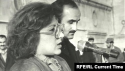Later human-rights activists Leyla and Arif Yunus address a rally ahead of January 20, 1990.