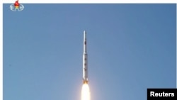 Кадр запуска ракеты, который показывали на Корейском центральном телевидении 