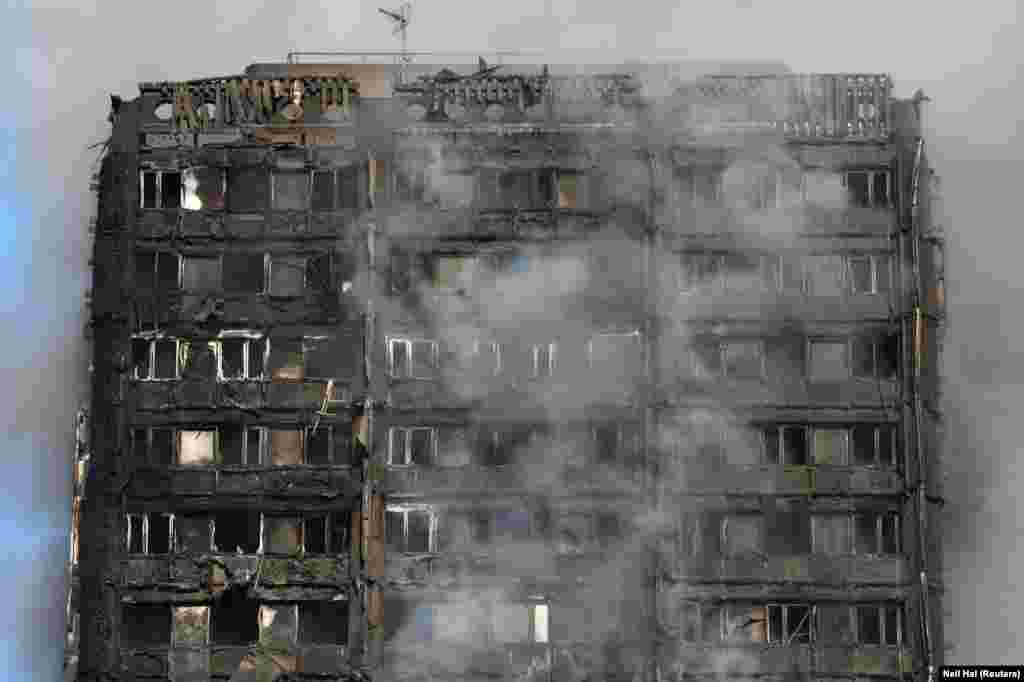 Ответственность за случившееся журналисты уже возлагают на только что назначенного главу администрации Терезы Мэй Гэвина Баруэлла. Будучи министром жилищного строительства, он возглавлял комиссию, которая должна была пересмотреть строительные нормативы после крупного пожара на юге Лондона в 2009 году