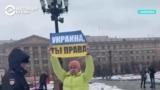 Задержания за аплодисменты и хоровод: в России полиция продолжает разгонять акции против войны с Украиной