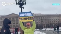 Задержания за аплодисменты и хоровод: в России полиция продолжает разгонять акции против войны с Украиной